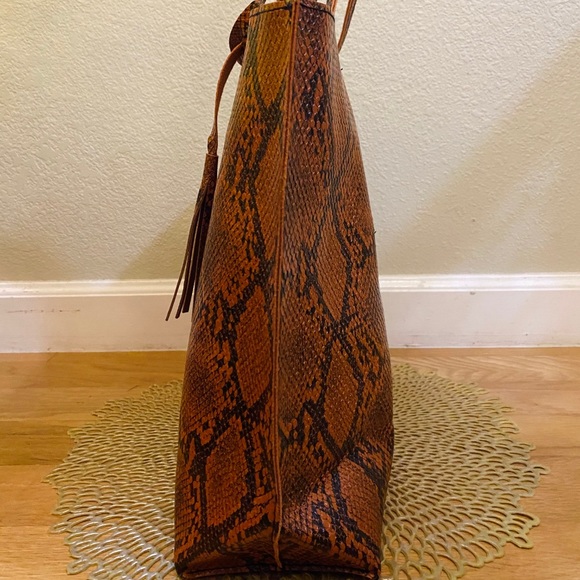🆕NEW!🛍 Large Snakeskin Embossed Tote - Picture 2 of 6